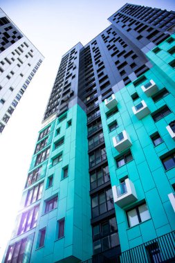  Çok katlı, modern su renkli bir binanın alt manzarası. şehir ormanı