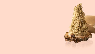 Doğal malzemelerden yapılmış ağaç pankartı ve el işi kağıdında hediye kutusu.. 