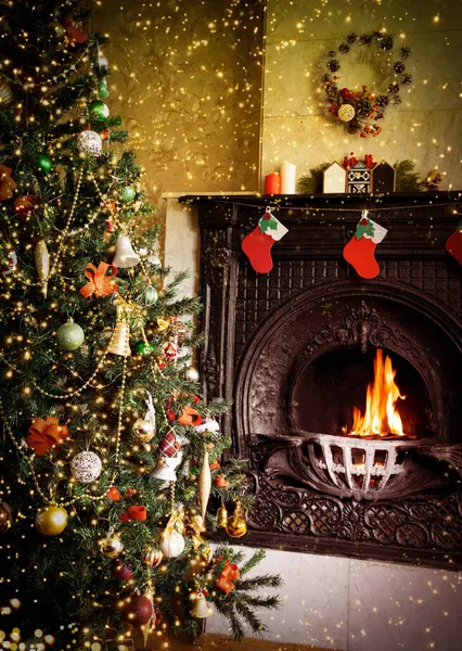 Διακοσμημένο χριστουγεννιάτικο δέντρο με φώτα κοντά σε τζάκι. Χριστουγεννιάτικη ατμόσφαιρα — Φωτογραφία Αρχείου