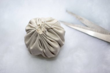 Adım adım iki Noel İskandinav cücesi yaratmak için talimatlar. Beşinci adım. Kenarları iplik ve kravatla çek