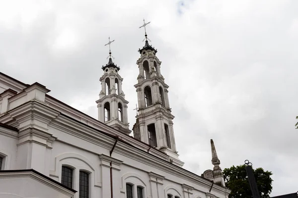 Iglesia de Miguel Arcángel una iglesia católica en la ciudad de Oshmyany, Bielorrusia — Foto de Stock