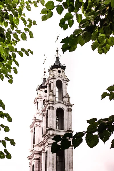 Bell tower of the Church of Michael the Archangel a Catholic church in the city of Oshmyany, Belarus — Stock Photo, Image