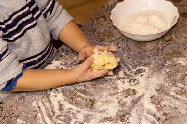 Liten pojke förbereder julkakor tillsammans med sin mormor — Stockfoto