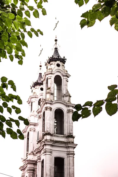 Campanario de la Iglesia de Miguel Arcángel una iglesia católica en la ciudad de Oshmyany, Bielorrusia — Foto de Stock