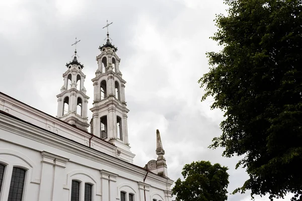 Iglesia de Miguel Arcángel una iglesia católica en la ciudad de Oshmyany, Bielorrusia — Foto de Stock