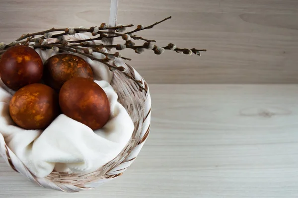 Ostereier mit natürlichen Farbstoffen auf weißem Stoff bemalt, mit Weidenzweigen — Stockfoto