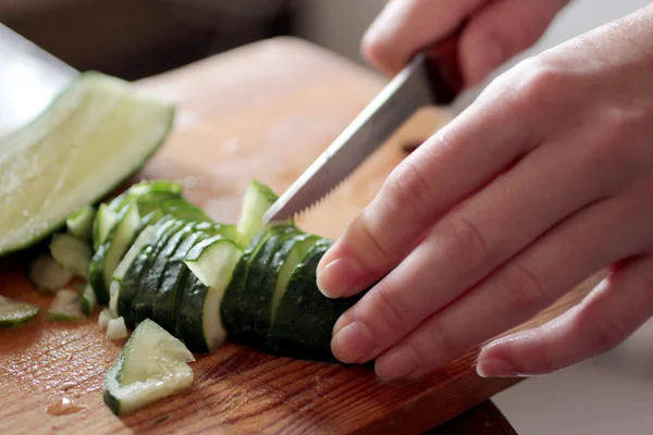 eller bir salatalık kesme