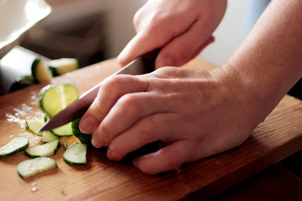 eller bir salatalık kesme