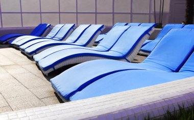 Relájese en la piscina en una tumbona