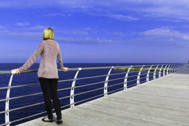 promenade deniz boyunca bir yürüyüşte kız