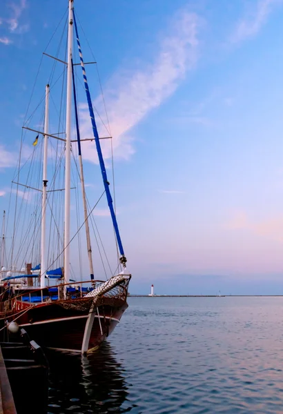 Schiff am Abend vom Ufer aus — Stockfoto