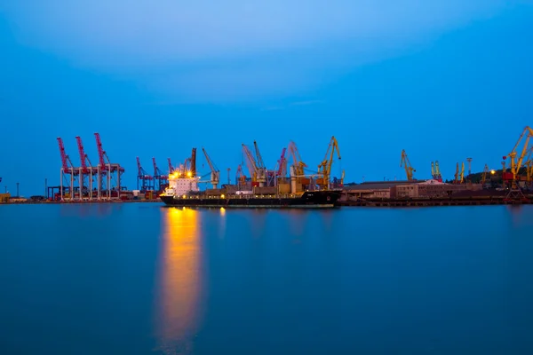 Verladung eines Schiffes im Seehafen Stockfoto