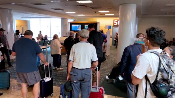 Orlando Usa Września 2021 Ludzie Czekają Kolejce Bramy American Airlines — Wideo stockowe