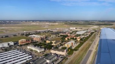 Dallas, TX USA - 26 Eylül 2021: Göl ve binaları olan Dallas 'ın manzarası