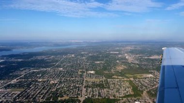 Dallas, TX USA - 26 Eylül 2021: Göl ve binaları olan Dallas 'ın manzarası