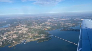 Dallas, TX USA - 26 Eylül 2021: Göl ve binaları olan Dallas 'ın manzarası