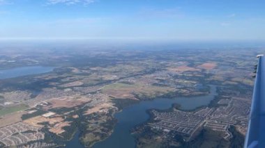 Dallas, TX USA - 26 Eylül 2021: Göl ve binaları olan Dallas 'ın manzarası