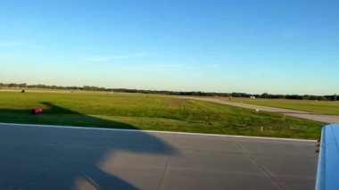 Springfield, IL ABD - 26 Eylül 2021: Springfield, Illinois 'den kalkan bir uçağın manzarası