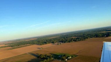 Springfield, IL ABD - 26 Eylül 2021: Springfield, Illinois 'den kalkan bir uçağın manzarası