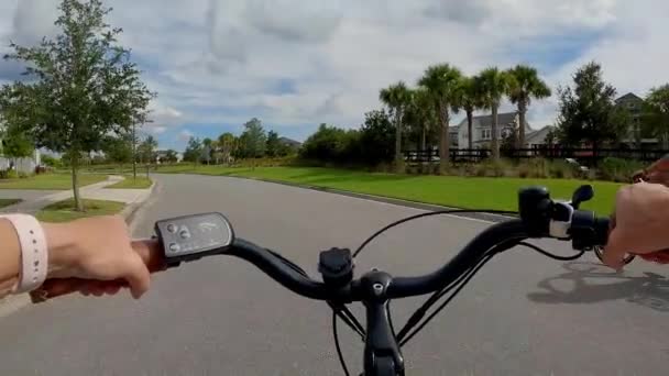 Відеофільм Про Людину Яка Їде Електричному Велосипеді Через Район Орландо — стокове відео