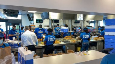 Orlando, FL USA - 8 Haziran 2021: Orlando, Florida 'da yemek servisi yapan bir White Castle fast food restoranının içi.