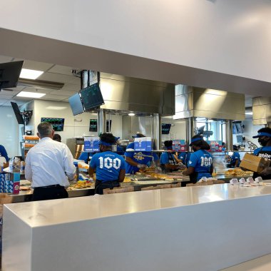 Orlando, FL USA - 8 Haziran 2021: Orlando, Florida 'da yemek servisi yapan bir White Castle fast food restoranının içi.