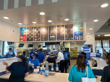 Orlando, FL USA - 8 Haziran 2021: Orlando, Florida 'da yemek servisi yapan bir White Castle fast food restoranının içi.