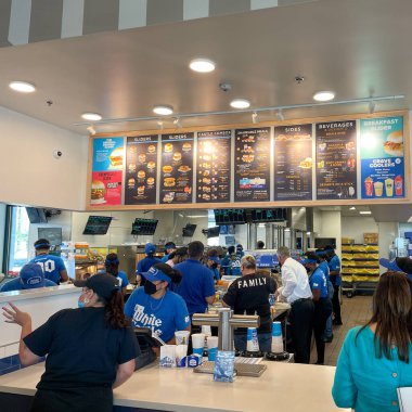 Orlando, FL USA - 8 Haziran 2021: Orlando, Florida 'da yemek servisi yapan bir White Castle fast food restoranının içi.