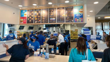 Orlando, FL USA - 8 Haziran 2021: Orlando, Florida 'da yemek servisi yapan bir White Castle fast food restoranının içi.