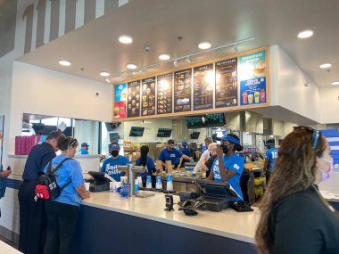 Orlando, FL USA - 8 Haziran 2021: Orlando, Florida 'da yemek servisi yapan bir White Castle fast food restoranının içi.