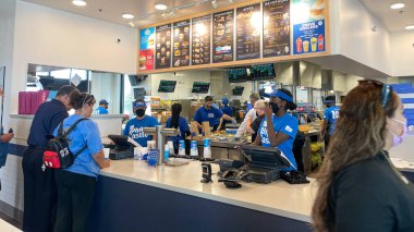 Orlando, FL USA - 8 Haziran 2021: Orlando, Florida 'da yemek servisi yapan bir White Castle fast food restoranının içi.