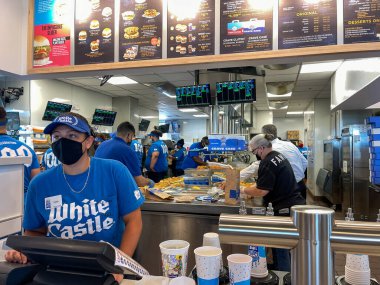 Orlando, FL USA - 8 Haziran 2021: Orlando, Florida 'da yemek servisi yapan bir White Castle fast food restoranının içi.
