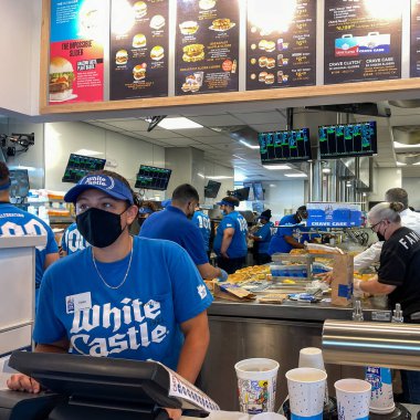 Orlando, FL USA - 8 Haziran 2021: Orlando, Florida 'da yemek servisi yapan bir White Castle fast food restoranının içi.