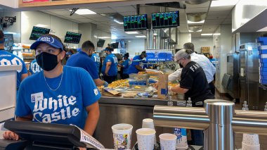 Orlando, FL USA - 8 Haziran 2021: Orlando, Florida 'da yemek servisi yapan bir White Castle fast food restoranının içi.