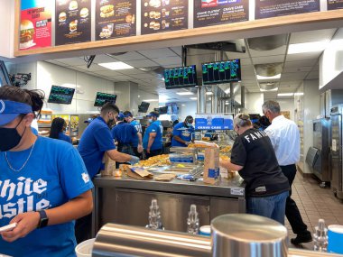Orlando, FL USA - 8 Haziran 2021: Orlando, Florida 'da yemek servisi yapan bir White Castle fast food restoranının içi.