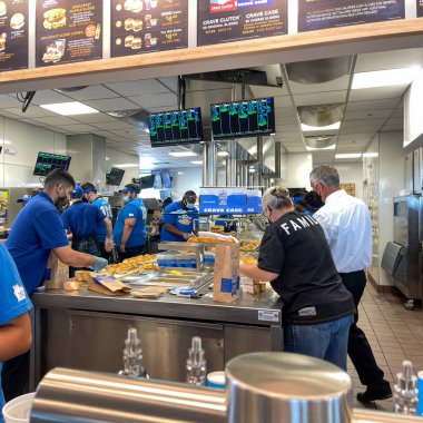 Orlando, FL USA - 8 Haziran 2021: Orlando, Florida 'da yemek servisi yapan bir White Castle fast food restoranının içi.