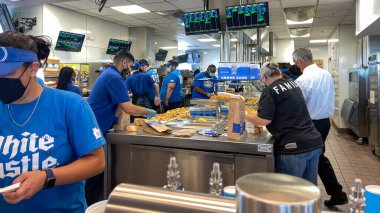 Orlando, FL USA - 8 Haziran 2021: Orlando, Florida 'da yemek servisi yapan bir White Castle fast food restoranının içi.