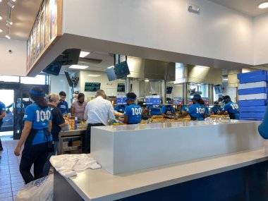 Orlando, FL USA - 8 Haziran 2021: Orlando, Florida 'da yemek servisi yapan bir White Castle fast food restoranının içi.