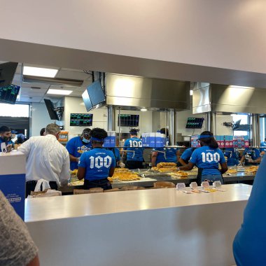 Orlando, FL USA - 8 Haziran 2021: Orlando, Florida 'da yemek servisi yapan bir White Castle fast food restoranının içi.