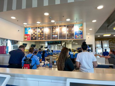 Orlando, FL USA - 8 Haziran 2021: Orlando, Florida 'da yemek servisi yapan bir White Castle fast food restoranının içi.