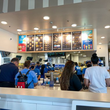 Orlando, FL USA - 8 Haziran 2021: Orlando, Florida 'da yemek servisi yapan bir White Castle fast food restoranının içi.