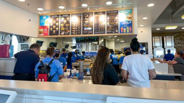 Orlando, FL USA - 8 Haziran 2021: Orlando, Florida 'da yemek servisi yapan bir White Castle fast food restoranının içi.
