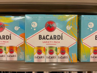 Orlando, FL USA - 3 Ekim 2021: Bir Sams Club mağazasında alkollü maden suyu karıştırılmış Bacardi Rum Sert Seltzer Kasaları.