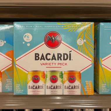 Orlando, FL USA - 3 Ekim 2021: Bir Sams Club mağazasında alkollü maden suyu karıştırılmış Bacardi Rum Sert Seltzer Kasaları.