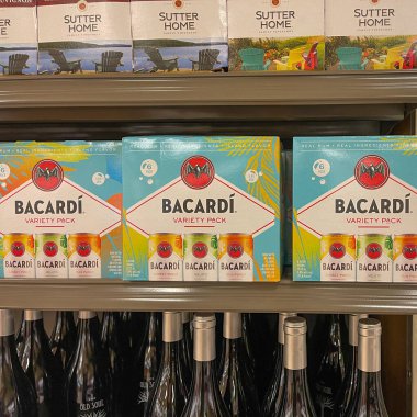 Orlando, FL USA - 3 Ekim 2021: Bir Sams Club mağazasında alkollü maden suyu karıştırılmış Bacardi Rum Sert Seltzer Kasaları.