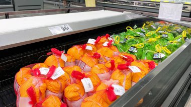 Orlando, FL USA - 28 Eylül 2021: Bir Sams Club marketinin soğutulmuş et reyonunda donmuş hindilerin sergilenmesi.