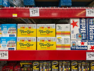 Orlando, FL USA - 3 Ekim 2021: Bir Sams Club mağazasında Topo Chico Sert Seltzer Madalyalı Köpüklü su alkollü içecekler.