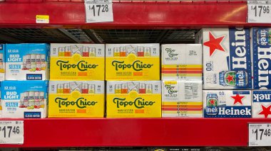 Orlando, FL USA - 3 Ekim 2021: Bir Sams Club mağazasında Topo Chico Sert Seltzer Madalyalı Köpüklü su alkollü içecekler.
