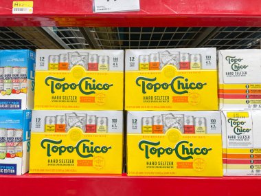 Orlando, FL USA - 3 Ekim 2021: Bir Sams Club mağazasında Topo Chico Sert Seltzer Madalyalı Köpüklü su alkollü içecekler.