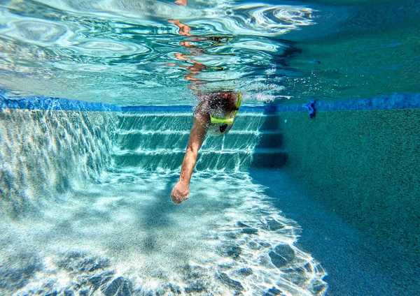 Hombre Nadando Estilo Libre Una Piscina Agua Clara Día Soleado —  Fotos de Stock